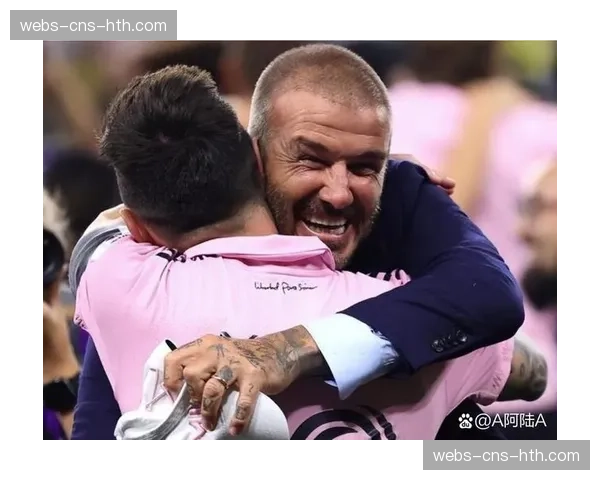 镜头捕捉:看台上,贝克汉姆与弗格森爵士并肩观看曼联旧将对决